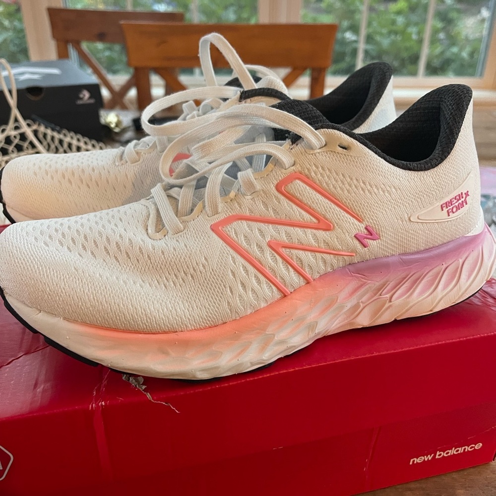 Brand New Size 8 Women’s New Balance Fresh Foam X Evoz v3 sneakers